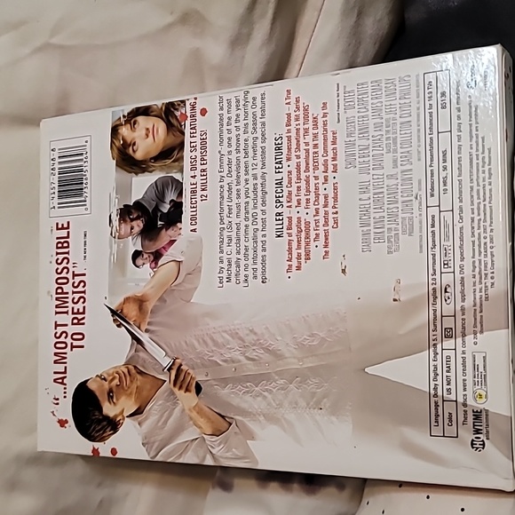 Dexter - The First (1st) Season - Picture 2 of 3